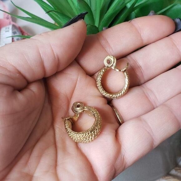 Monet Textured Gold Hoop clip on Earrings For Women vintage classic classy - Picture 6 of 8